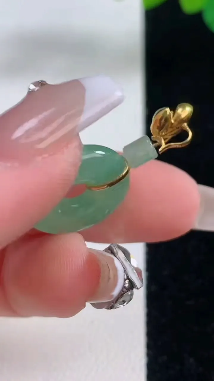 天然A货翡翠平安环吊坠，尺寸17-3.8，重量:2.77g
12月11日