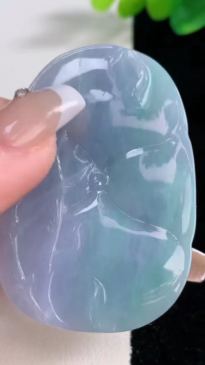 天然A货翡翠紫罗兰和和美美 荷叶鱼吊坠，尺寸55-37-9，重:29.97g
12月11日