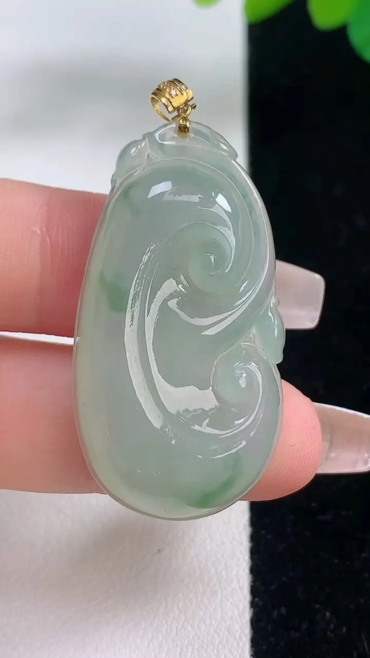 天然A货翡翠绿如意吊坠，尺寸39.2-20.8-5.7，重量:9.18g
12月11日