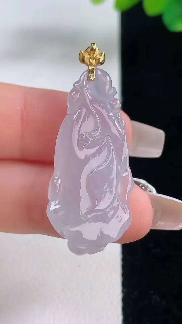 天然A货翡翠种白冰莲蓬吊坠，尺寸34-15.7-7，重量:5.67g
12月11日