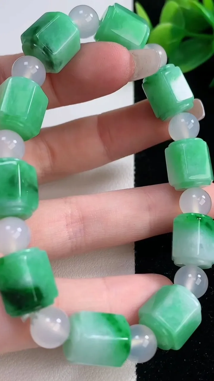 天然A货翡翠路路通手串，尺寸12-11.6-10颗，重量:46.33g12月11日
工厂直销收藏佳品,种好水足，色泽均匀，有种有色，上手高大气！