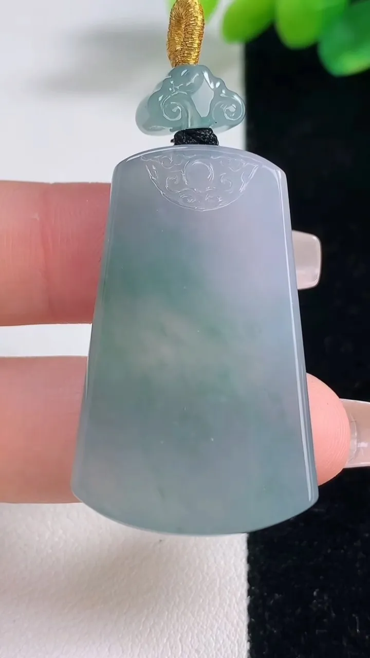 天然A货翡翠冰种飘花仿古无事牌吊坠，尺寸39-23.5-5.9，重量:15.83g
12月11日