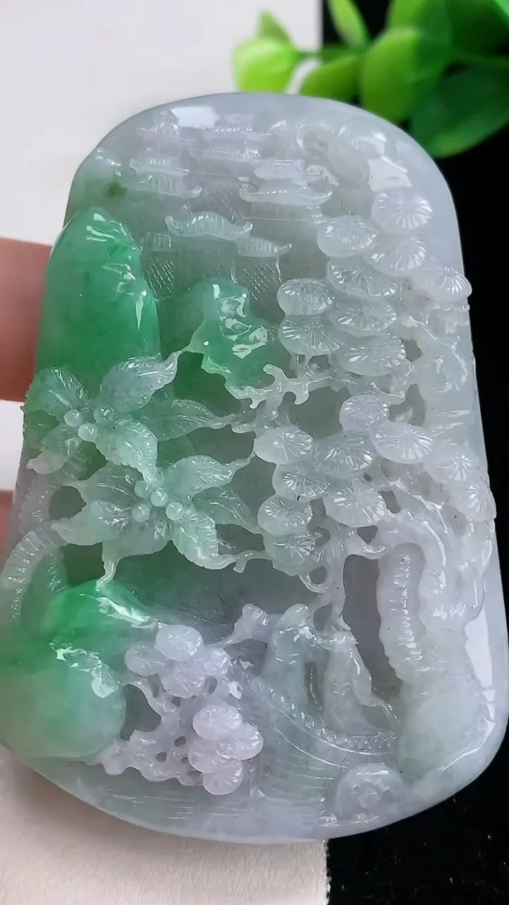 天然A货翡翠山水牌吊坠，尺寸69.8-50.4-13.2，重量:85.50g
12月11日