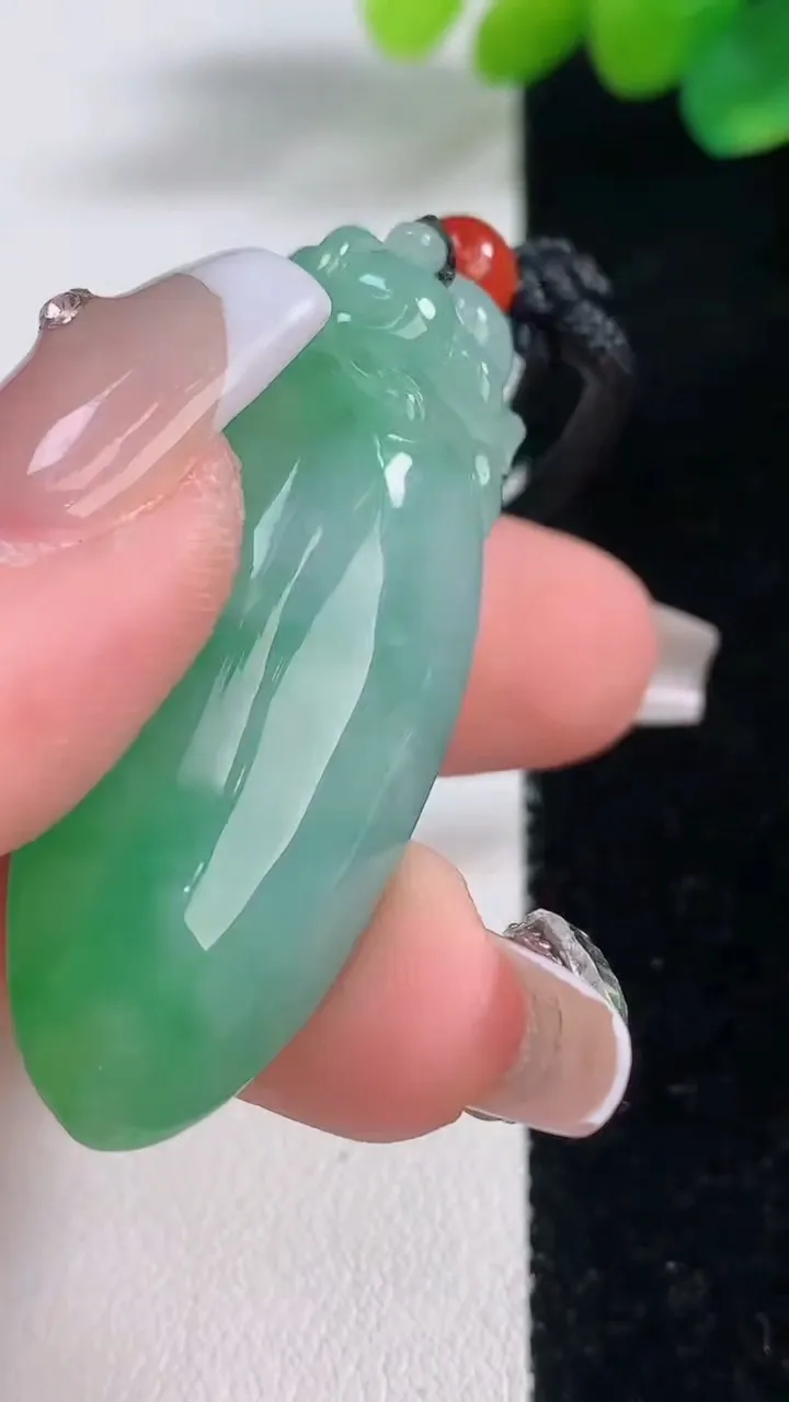 天然A货翡翠福瓜吊坠，尺寸46.3-18.5-12.5，重量:20.19g
12月11日