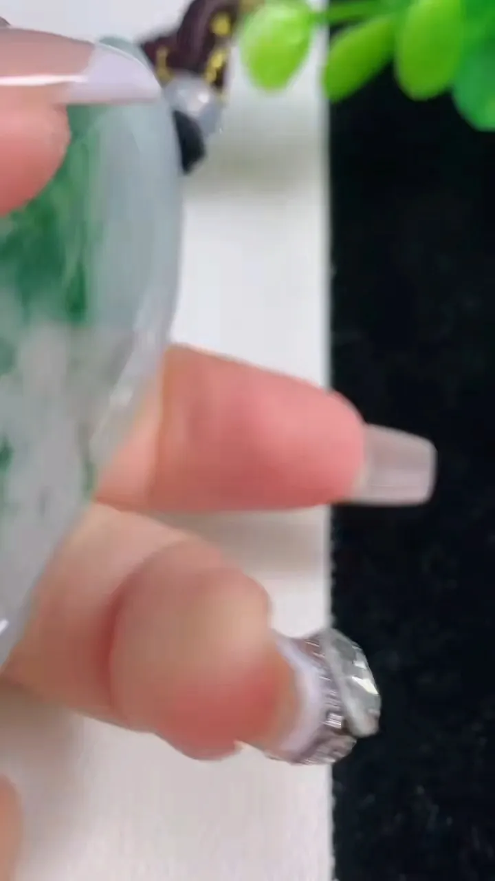 天然A货翡翠牌吊坠，尺寸53-42.2-4，重量:22.38g
12月11日