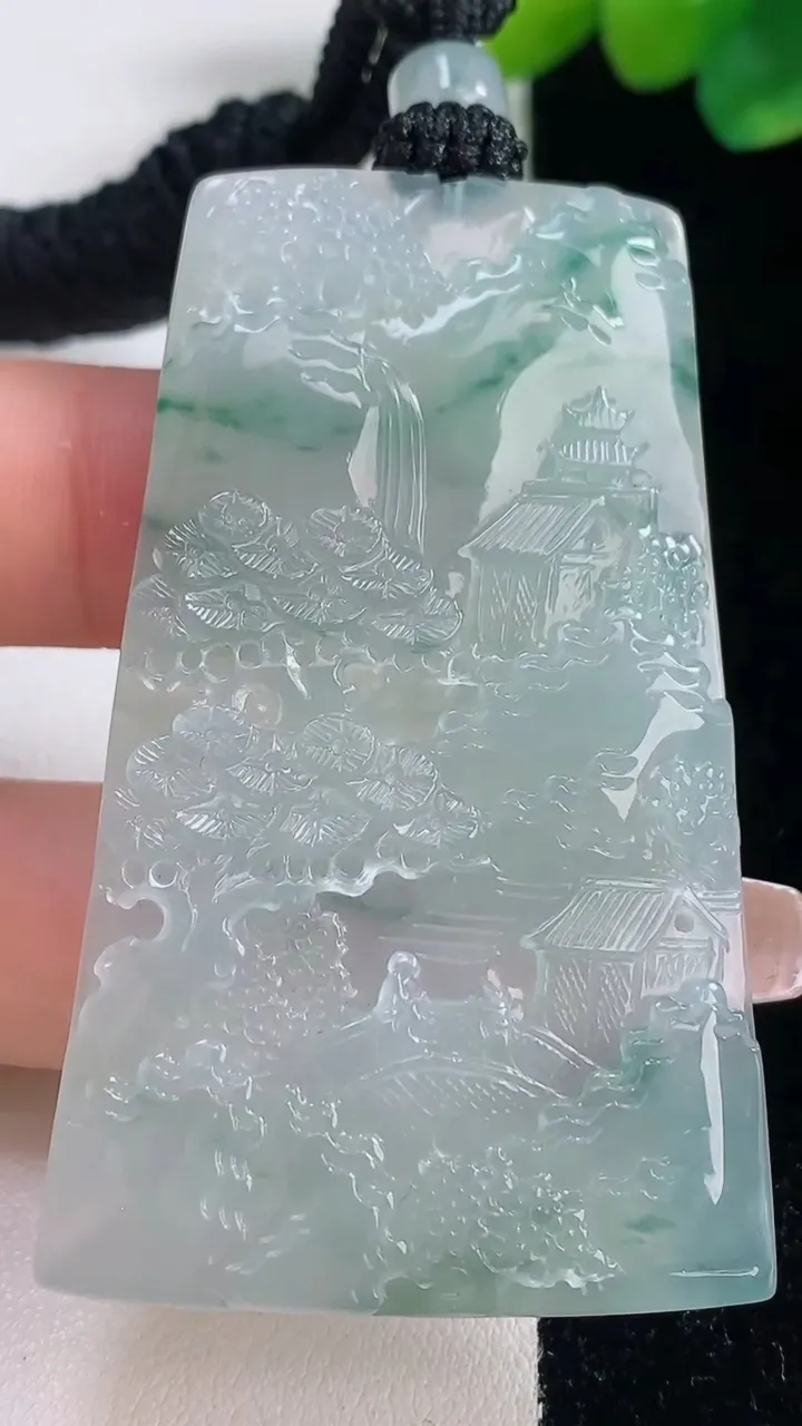 天然A货翡翠牌吊坠，尺寸59-35.3-5，重量:30.42g
12月11日