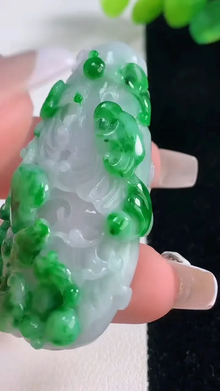 天然A货翡翠白菜吊坠，尺寸55.6-28.2-11.4，重量:30.00g
12月11日