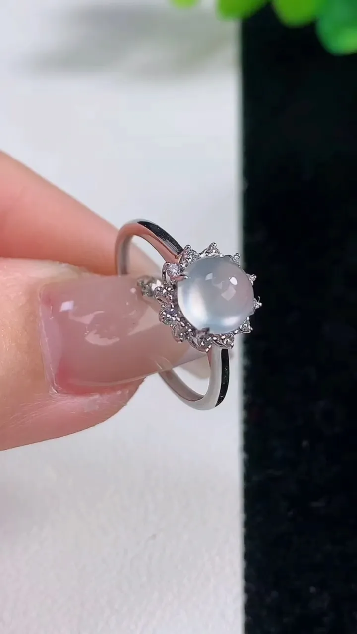 天然A货翡翠种白冰蛋面戒指，尺寸17.5-6.3-6.8，重量:1.53g2025年12月11日
工