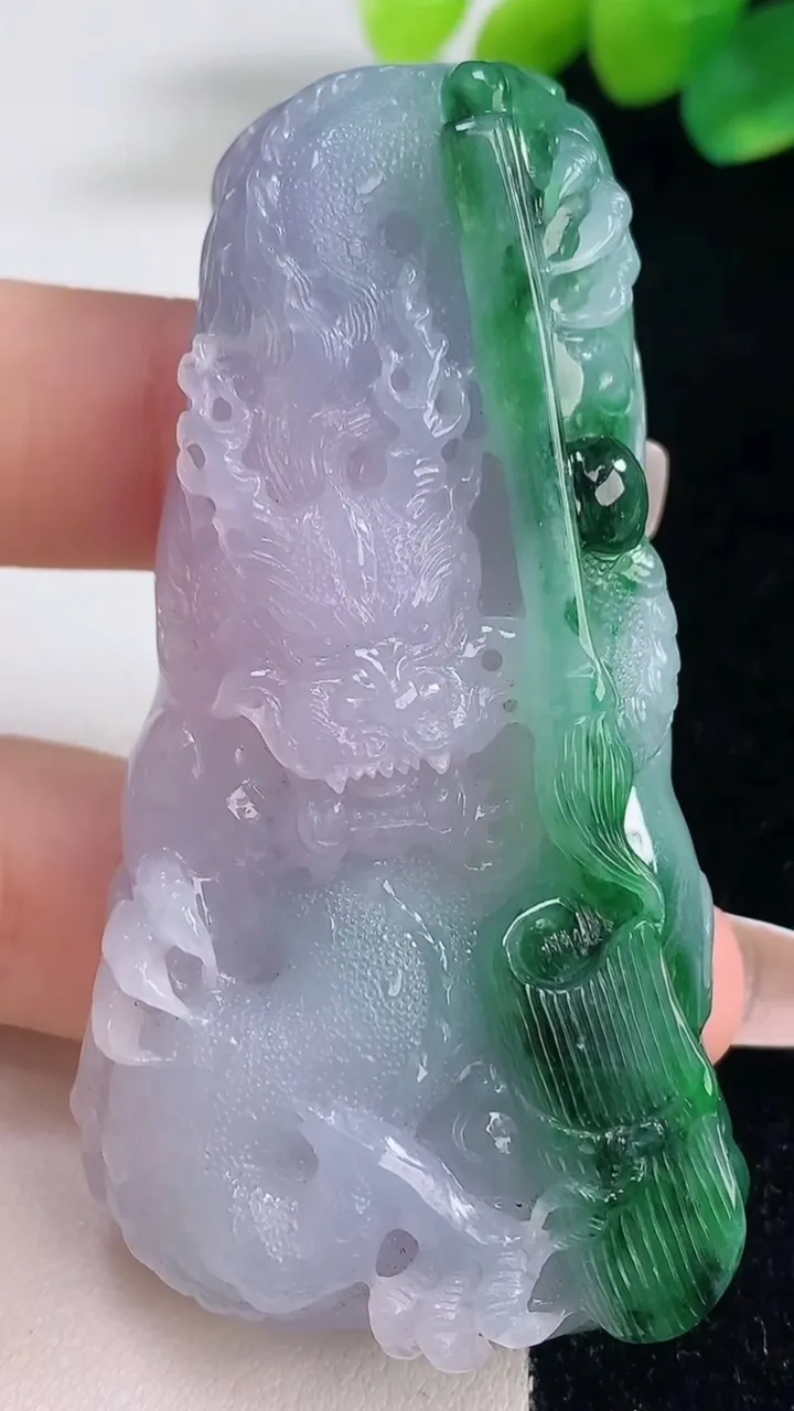 天然A货翡翠春带彩紫罗兰龙牌，尺寸68.2-34.3-12.5，重量:57.80g
12月11日