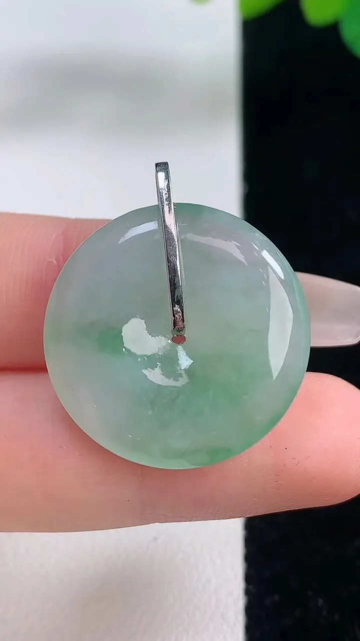 天然A货翡翠平安扣吊坠，尺寸24.3-5，重量:6.49g
12月11日