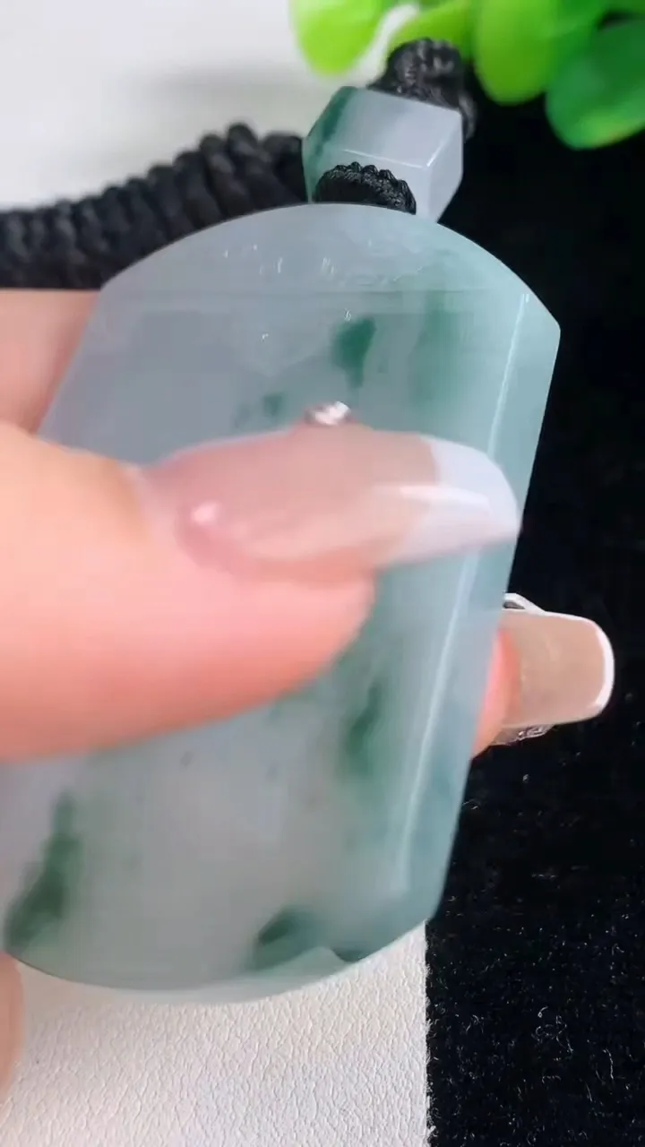 天然A货翡翠种飘花仿古无事牌吊坠，尺寸54-41.2-5.7，重量:41.33g
12月11日