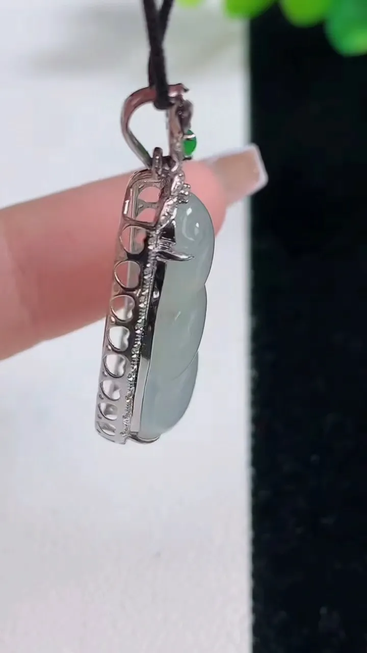 天然A货翡翠种白冰福豆吊坠，尺寸37.6-14-7.8，裸石28.5-12重量:3.98g
12月11日