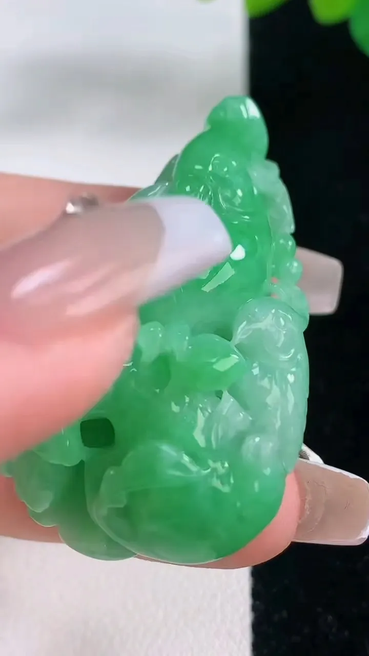 天然A货翡翠鸟语花香吊坠，尺寸46.5-29.6-13.3，重量:23.75g
12月11日