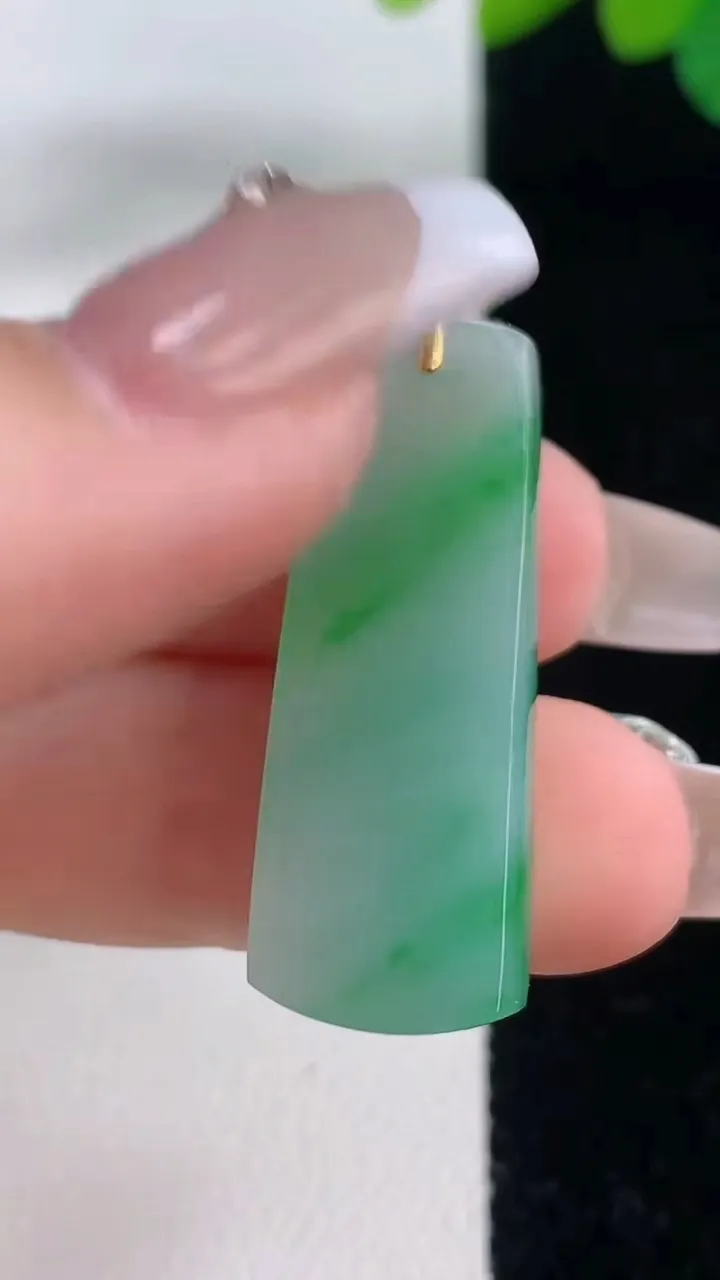 天然A货翡翠无事牌吊坠，尺寸33-11.7-4，重量:4.83g
12月11日