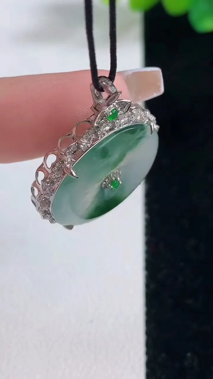 天然A货翡翠种飘花平安扣吊坠，尺寸29.7-23-6.2，裸石20.4重量:4.16g
12月11日