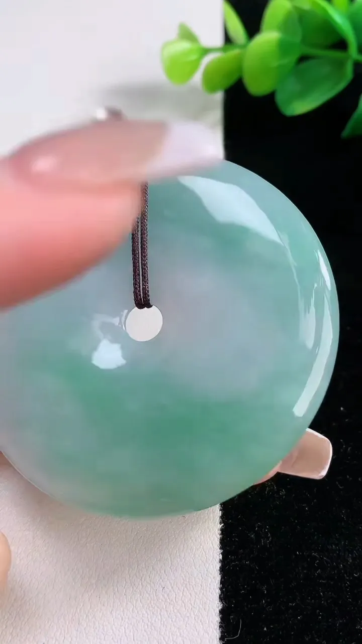 天然A货翡翠平安扣吊坠，尺寸55.6-6，重:44.08g
12月11日