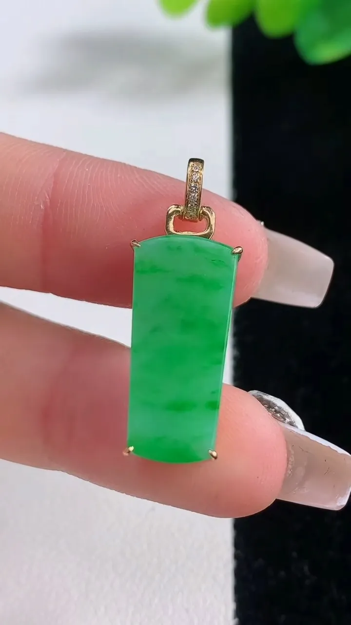 天然A货翡翠无事牌吊坠，尺寸21.3-9.3-4.8，重量:2.67g
12月11日