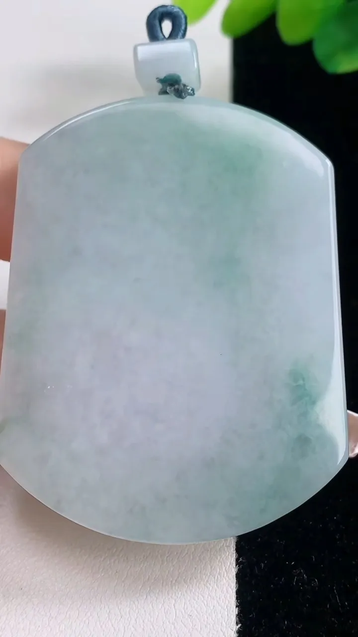 天然A货翡翠飘花无事牌吊坠，尺寸57-43.7-6.2，重量:46.91g
12月11日