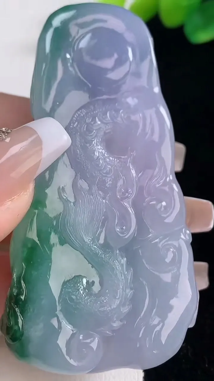 天然A货翡翠春带彩紫罗兰龙牌，尺寸68.2-34.3-12.5，重量:57.80g
12月11日