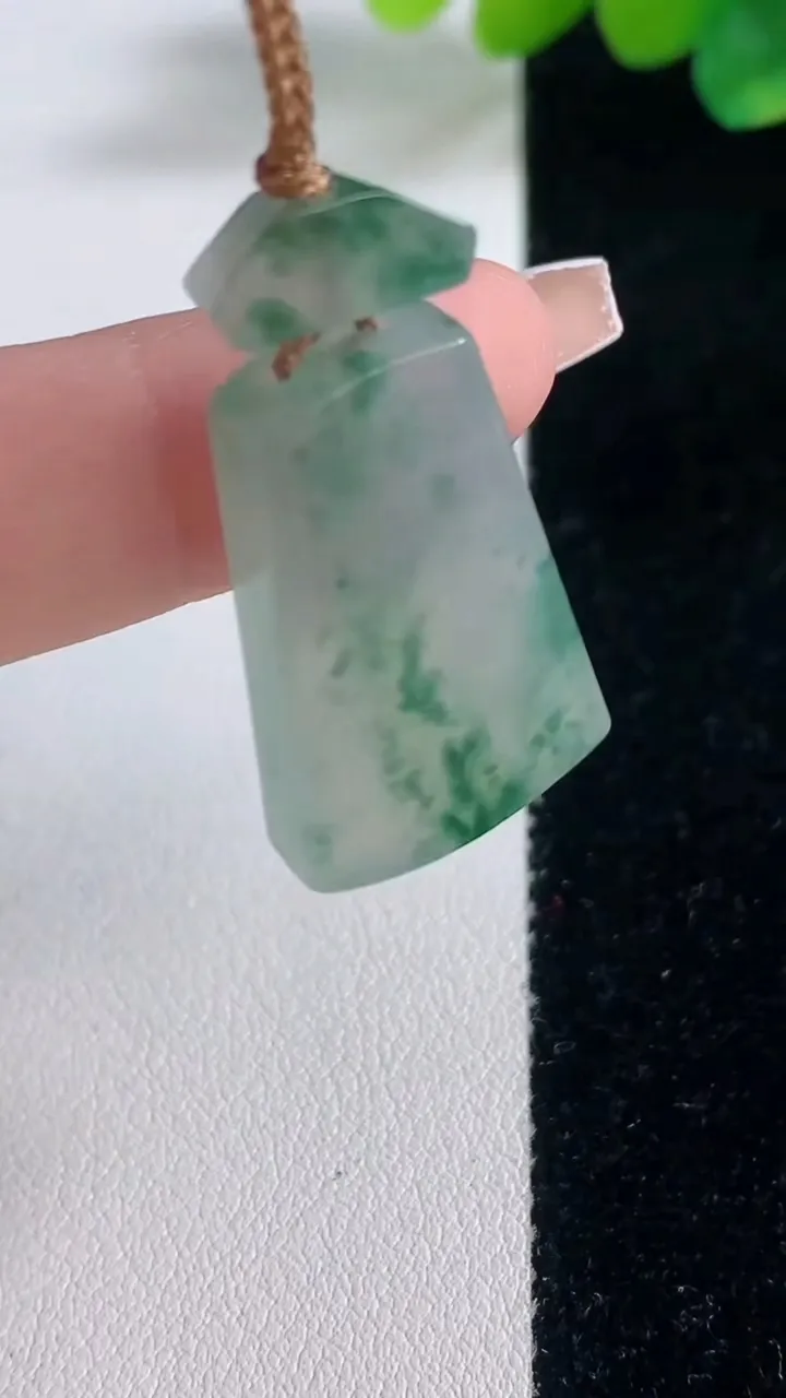 天然A货翡翠冰种飘花仿古无事牌吊坠，尺寸28.3-16.7-5.8，重量:8.51g
12月11日