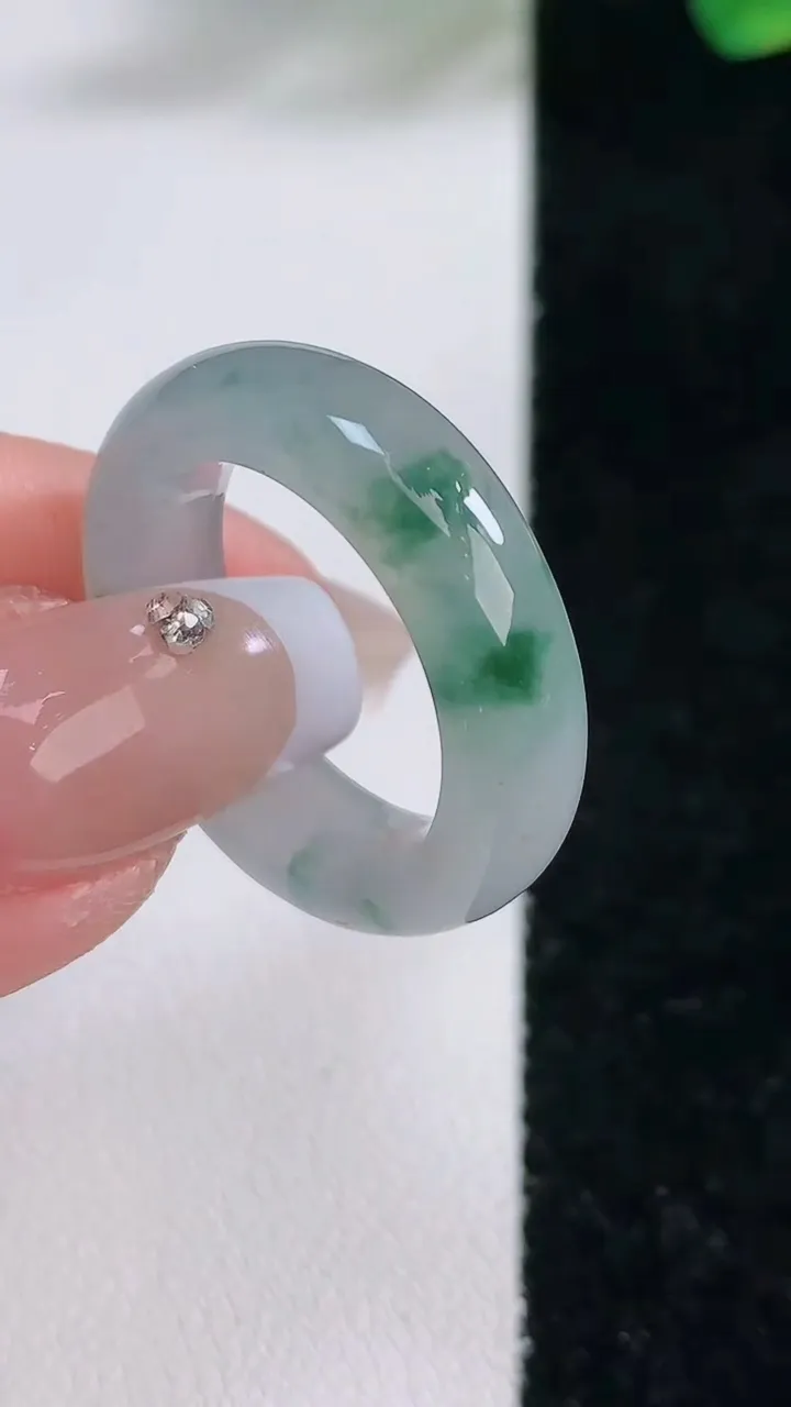 天然A货翡翠冰种飘花指环戒指，尺寸17.6-6.5-4.3，重:5.80g2025年12月11日
工厂直销收藏佳品,种好水足，色泽均匀，有种有色，上手高大气！