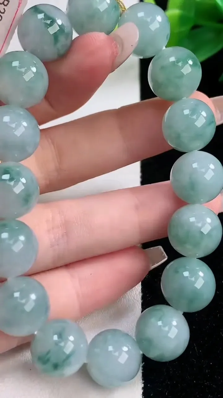 天然A货翡翠种飘花圆珠手串，尺寸12.3-16颗，重量:54.17g12月11日
工厂直销收藏佳品,种好水足，色泽均匀，有种有色，上手高大气！
