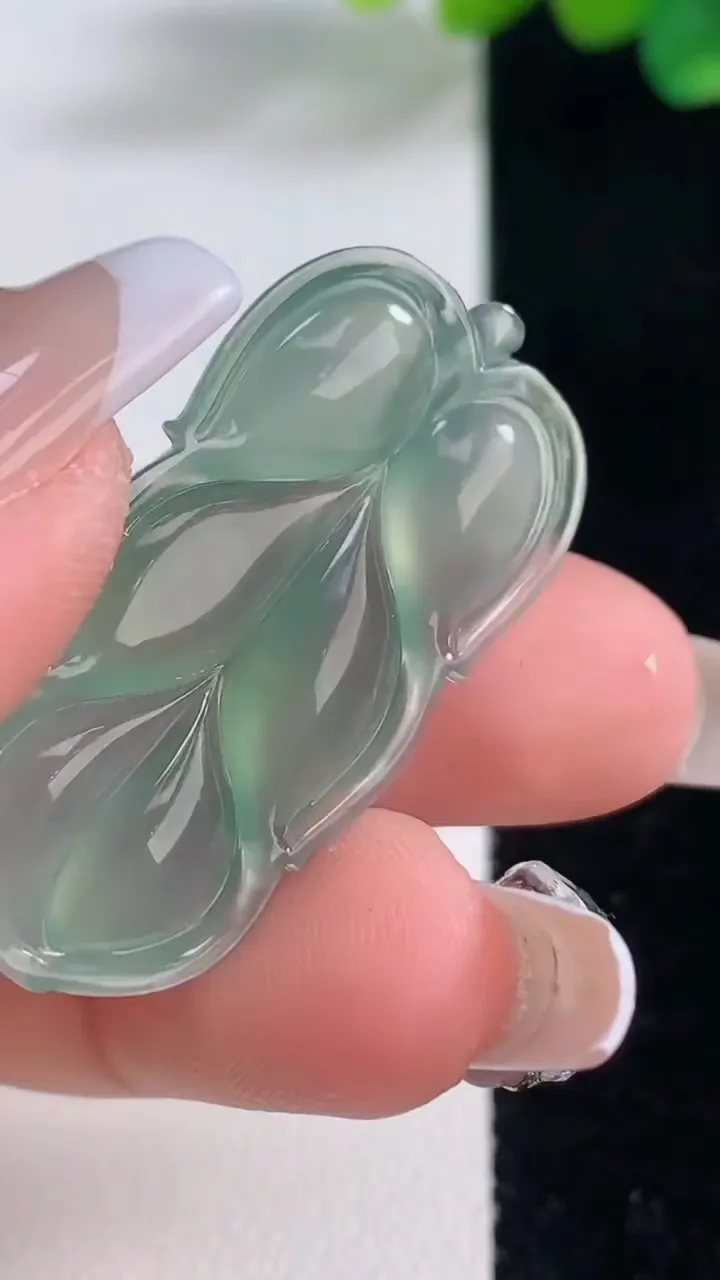 天然A货翡翠金枝玉叶 叶子吊坠，尺寸36.4-17.7-4.7，重量:5.54g
12月11日