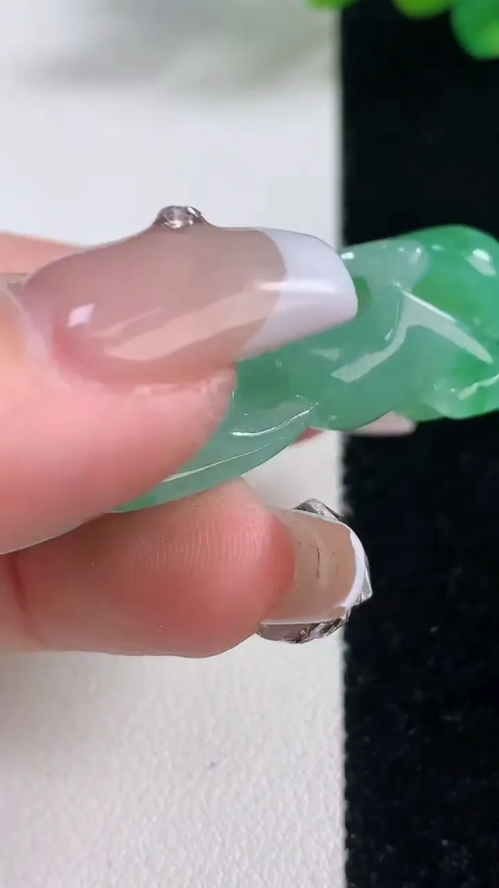 天然A货翡翠貔貅吊坠，尺寸50-24-13，重量:32.32g
12月11日