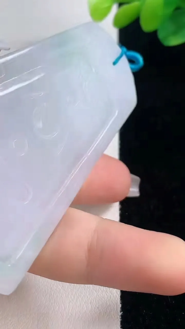 天然A货翡翠普贤菩萨吊坠，尺寸74-45-4.6，重量:32.70g
12月11日