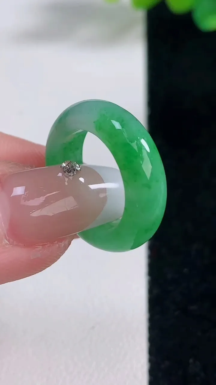 天然A货翡翠指环戒指，尺寸15.4-6-3.5，重量:3.71g2025年12月11日
工厂直销收藏