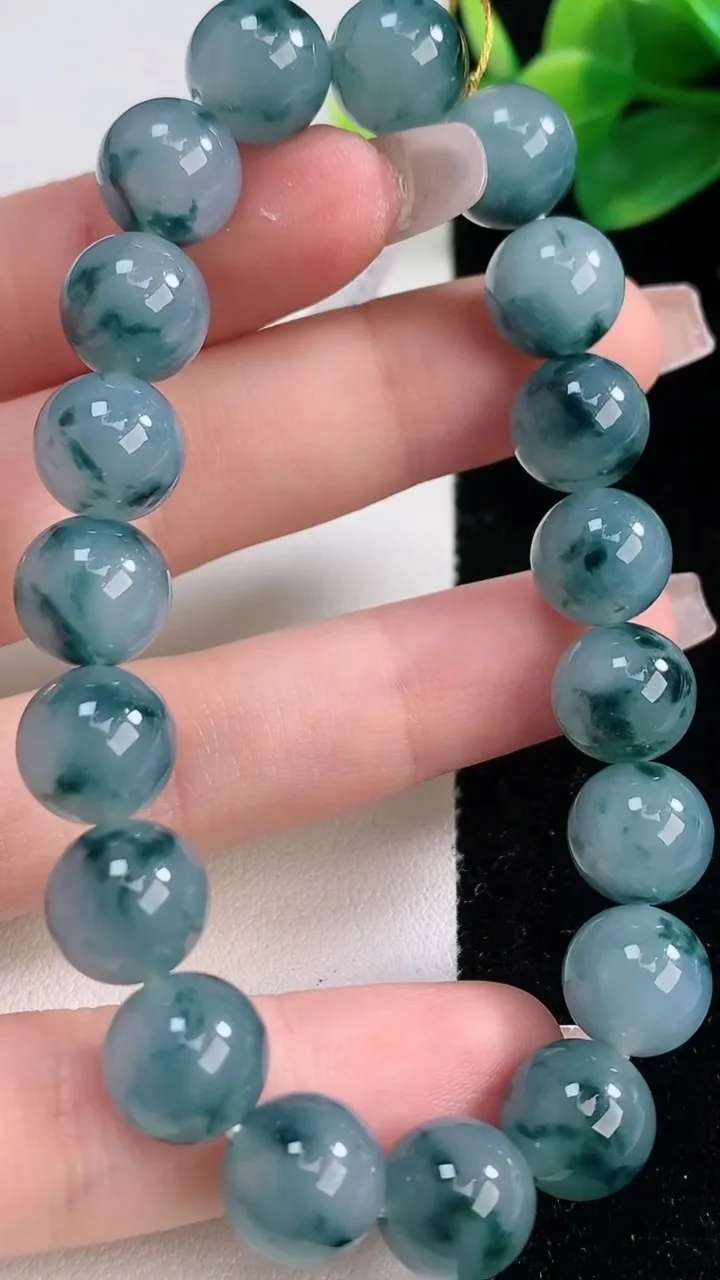 天然A货翡翠种飘花圆珠手串，尺寸10.2-19颗，重量:36.37g12月11日
工厂直销收藏佳品,种好水足，色泽均匀，有种有色，上手高大气！