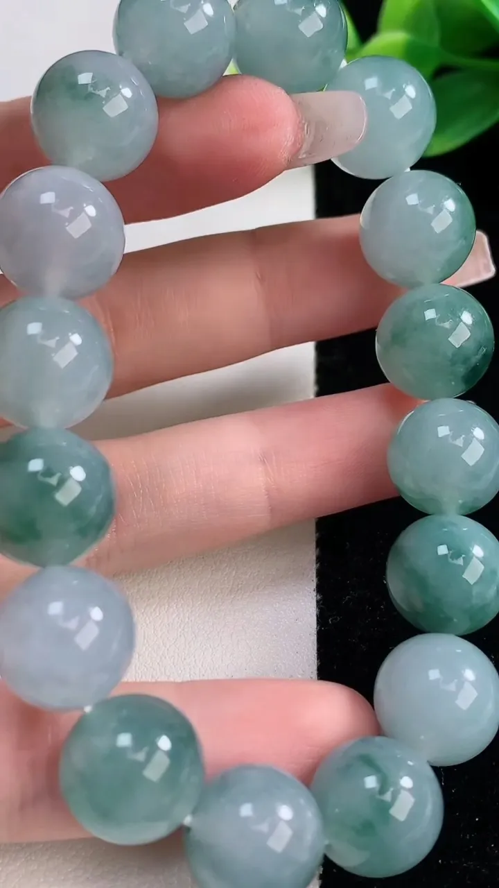 天然A货翡翠种飘花圆珠手串，尺寸12.6-16颗，重量:59.00g12月11日
工厂直销收藏佳品,