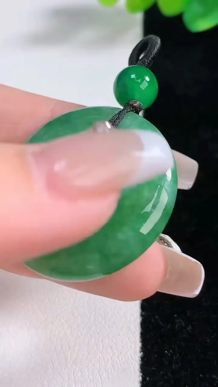 天然A货翡翠平安扣吊坠，尺寸32.3-7.5，重:15.78g
12月11日