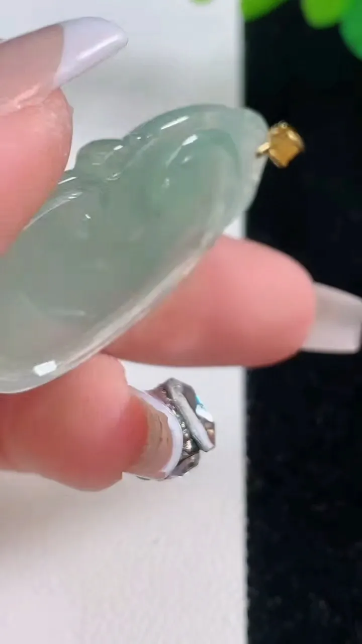 天然A货翡翠绿如意吊坠，尺寸39.2-20.8-5.7，重量:9.18g
12月11日