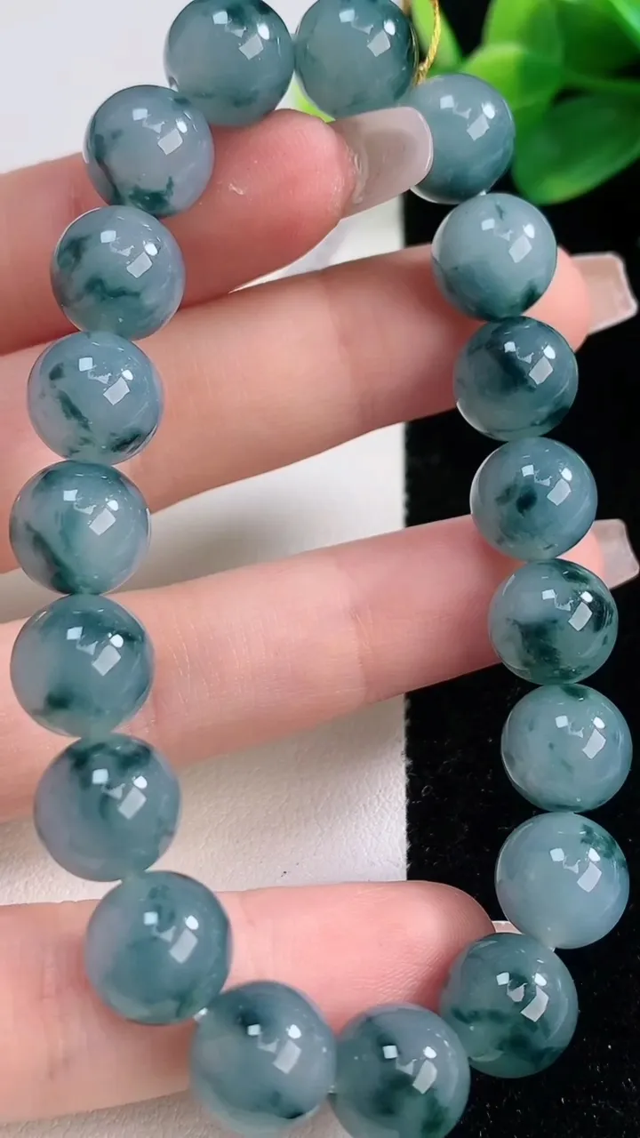 天然A货翡翠种飘花圆珠手串，尺寸10.2-19颗，重量:36.37g12月11日
工厂直销收藏佳品,