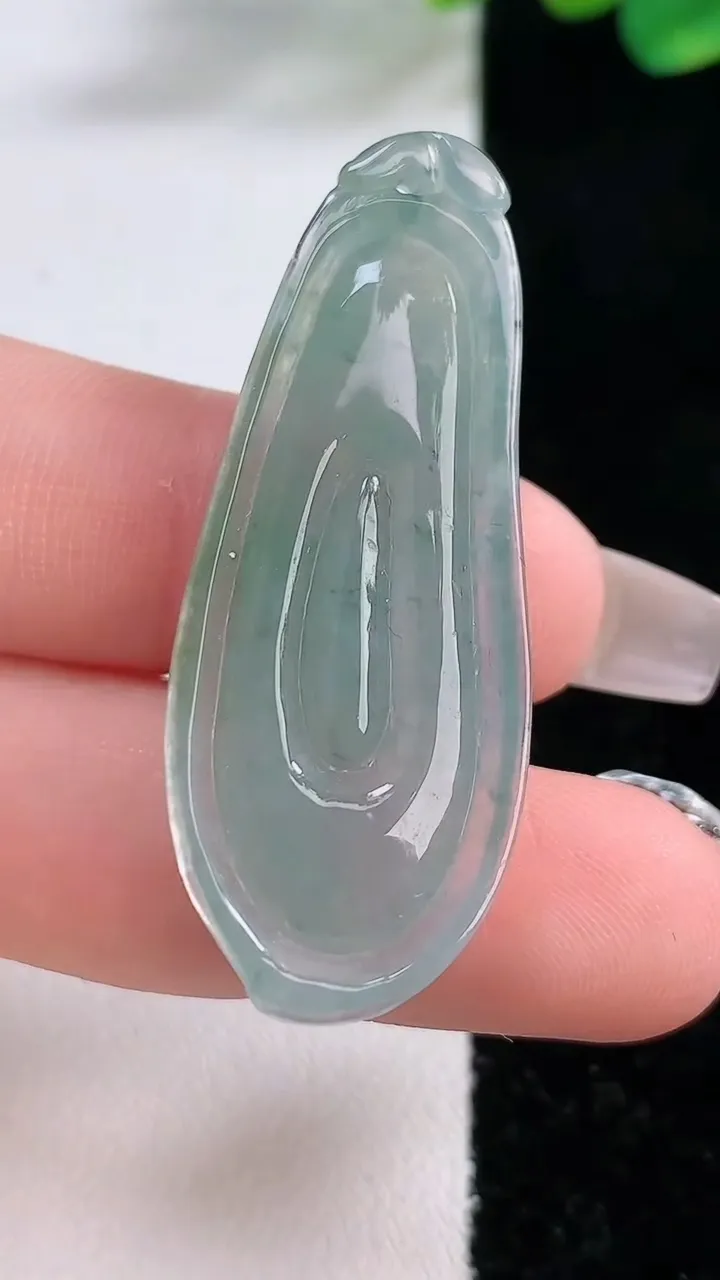 天然A货翡翠福瓜吊坠，尺寸43-17-6.3，重:6.82g
12月11日