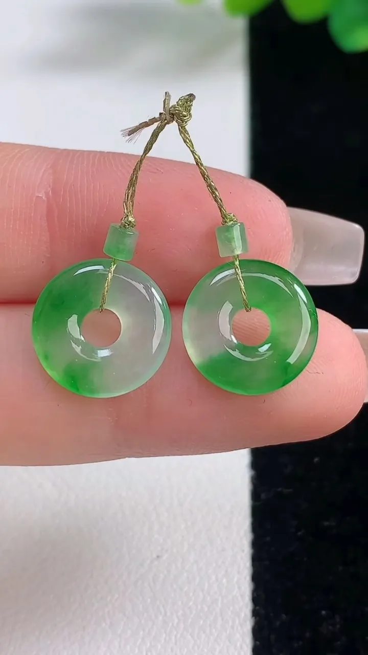 天然A货翡翠平安环吊坠一对，尺寸12.3-2.2，重量:1.55g
12月11日