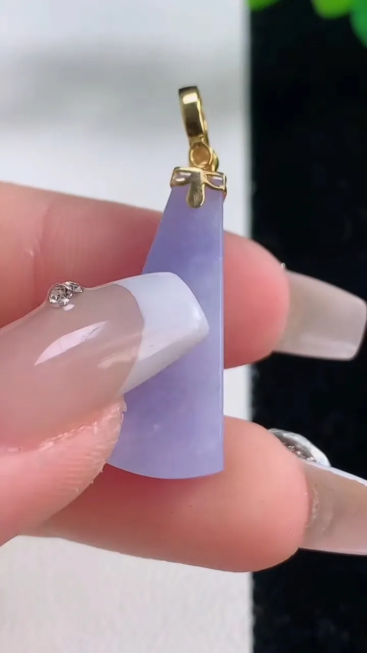 天然A货翡翠18K金紫罗兰无事牌吊坠，尺寸26-11.5-6，重量:3.88g
12月11日