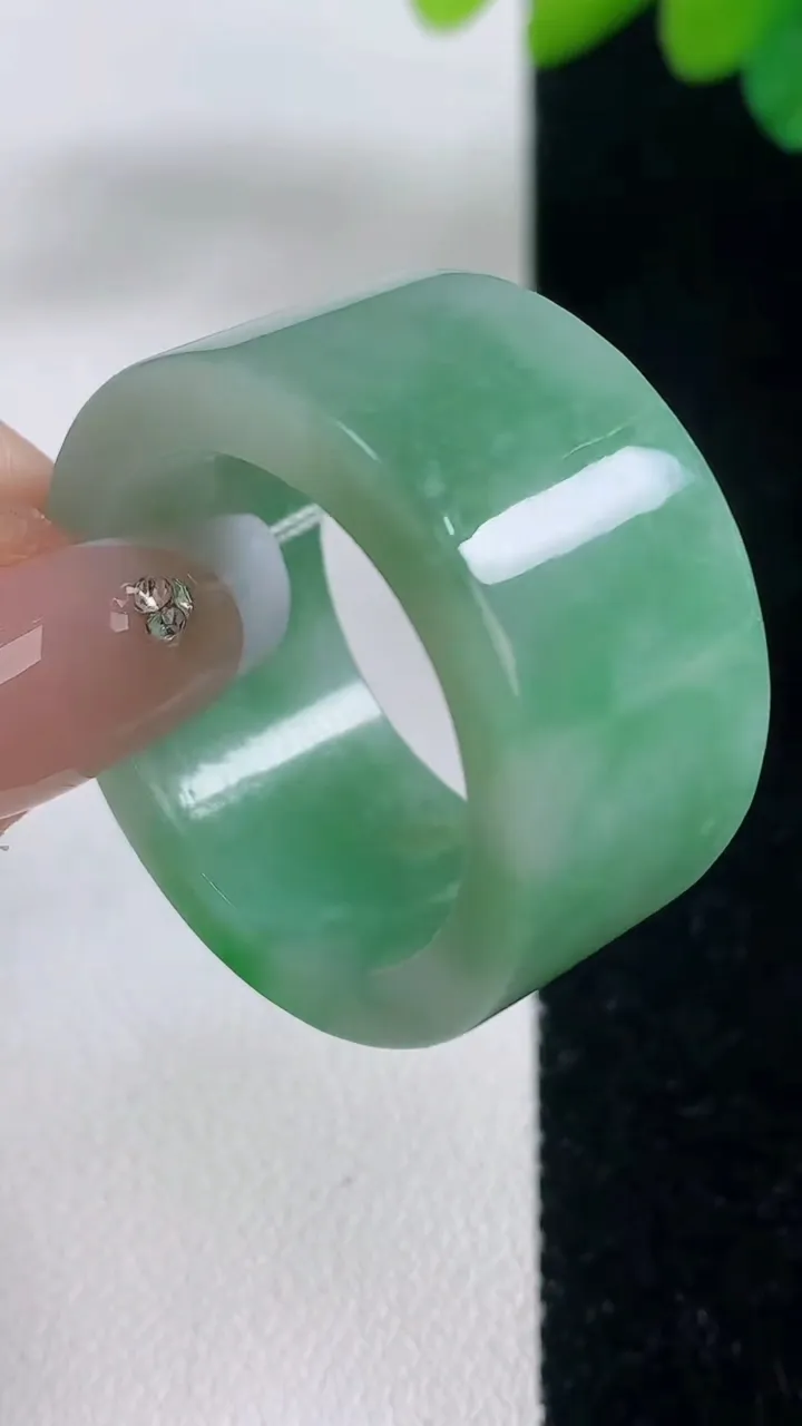 天然A货翡翠指环扳指，尺寸23.5-13.7-4，重量:16.45g2025年12月11日
工厂直销收藏佳品,种好水足，色泽均匀，有种有色，上手高大气！
