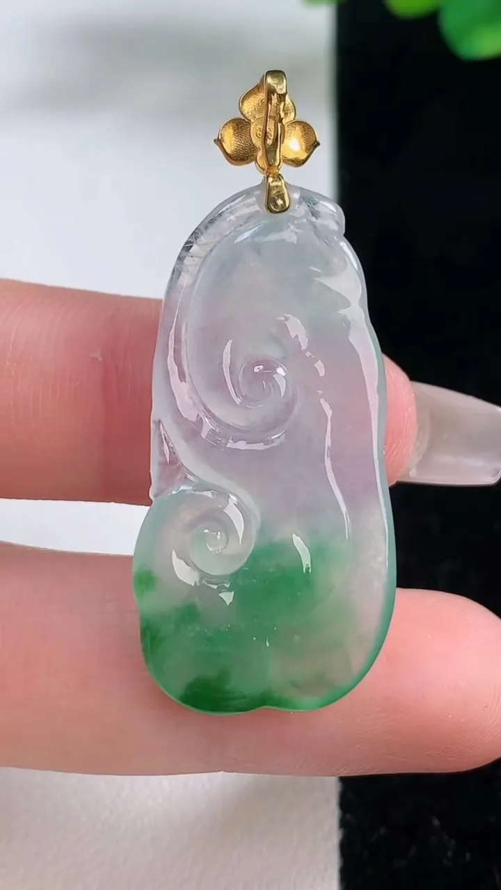 天然A货翡翠如意吊坠，尺寸34.7-17.8-4.4，重量:5.27g
12月11日