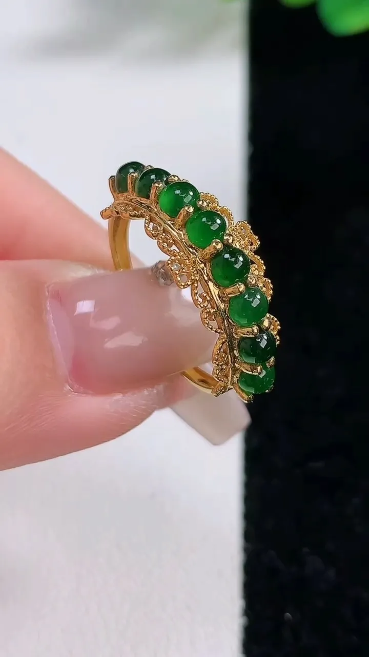 天然A货翡翠蛋面戒指，尺寸3.4，重:2.19g2025年12月11日
工厂直销收藏佳品,种好水足，色泽均匀，有种有色，上手高大气！