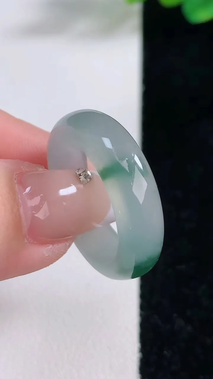 天然A货翡翠冰种飘花指环戒指，尺寸17.6-6.8-4.3，重:5.96g2025年12月11日
工厂直销收藏佳品,种好水足，色泽均匀，有种有色，上手高大气！