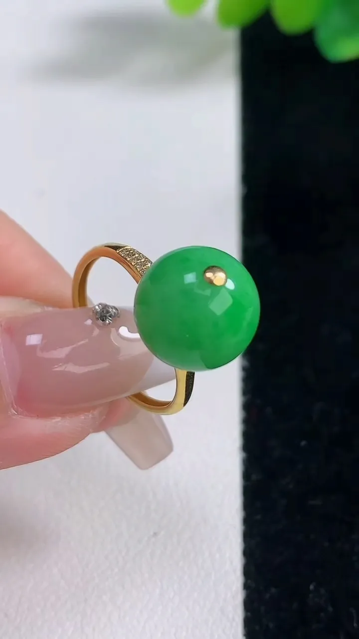 天然A货翡翠圆珠戒指，尺寸11.3，重量:3.76g2025年12月11日
工厂直销收藏佳品,种好水足，色泽均匀，有种有色，上手高大气！