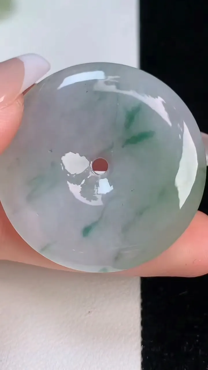 天然A货翡翠飘花平安扣吊坠，尺寸38.7-5.6，重:17.60g
12月11日