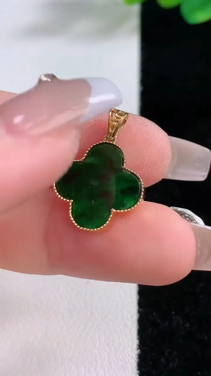 天然A货翡翠四叶草吊坠，尺寸20.5-15.5，重:1.40g
12月11日