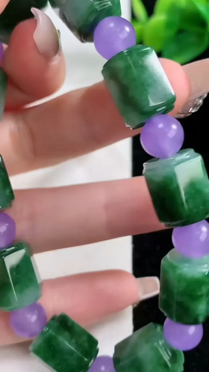 天然A货翡翠路路通手串，尺寸13-10.5-10颗，重量:47.88g12月11日
工厂直销收藏佳品,种好水足，色泽均匀，有种有色，上手高大气！