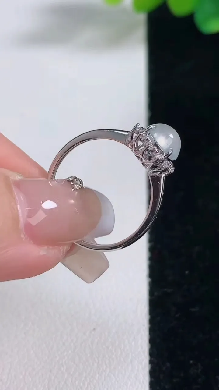 天然A货翡翠种白冰蛋面戒指，尺寸17.5-6.3-6.8，重量:1.53g2025年12月11日
工厂直销收藏佳品,种好水足，色泽均匀，有种有色，上手高大气！