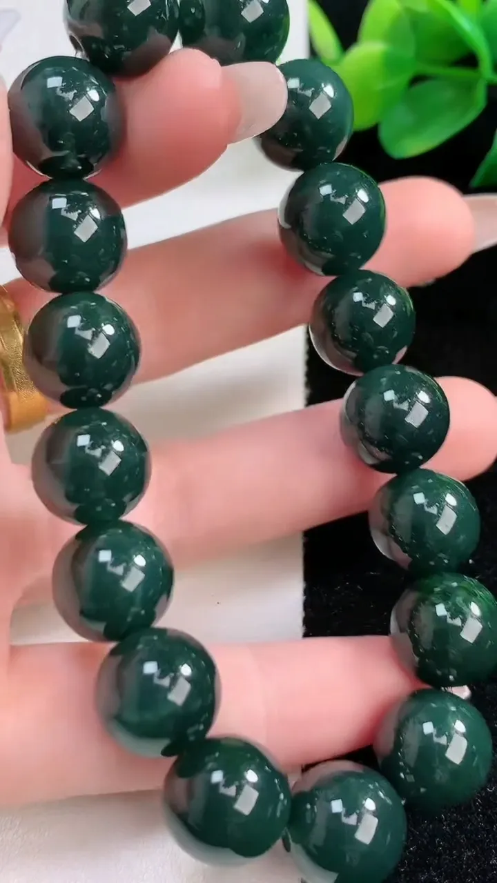 天然A货翡翠圆珠手串，尺寸12.3，重:56.66g12月11日
工厂直销收藏佳品,种好水足，色泽均
