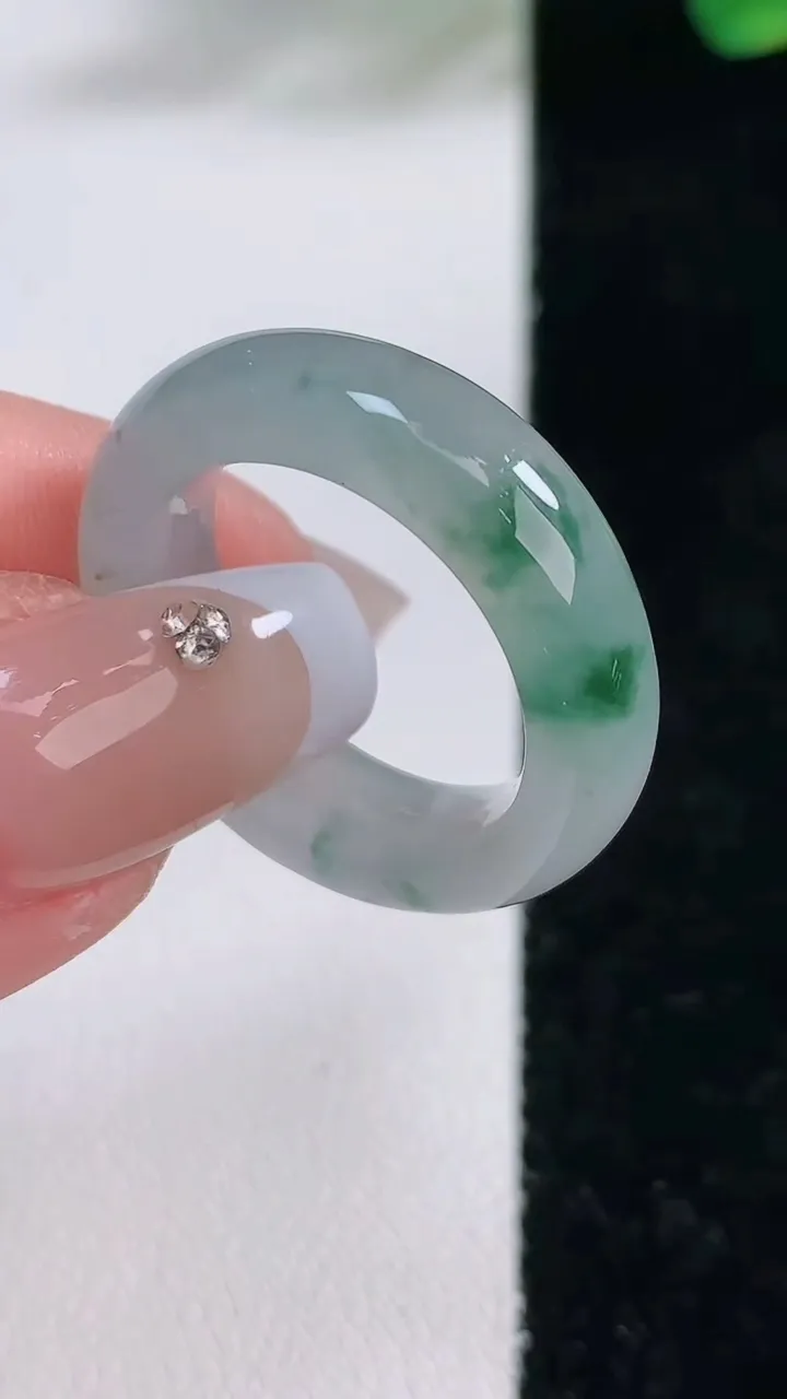 天然A货翡翠冰种飘花指环戒指，尺寸17.6-6.5-4.3，重:5.80g2025年12月11日
工