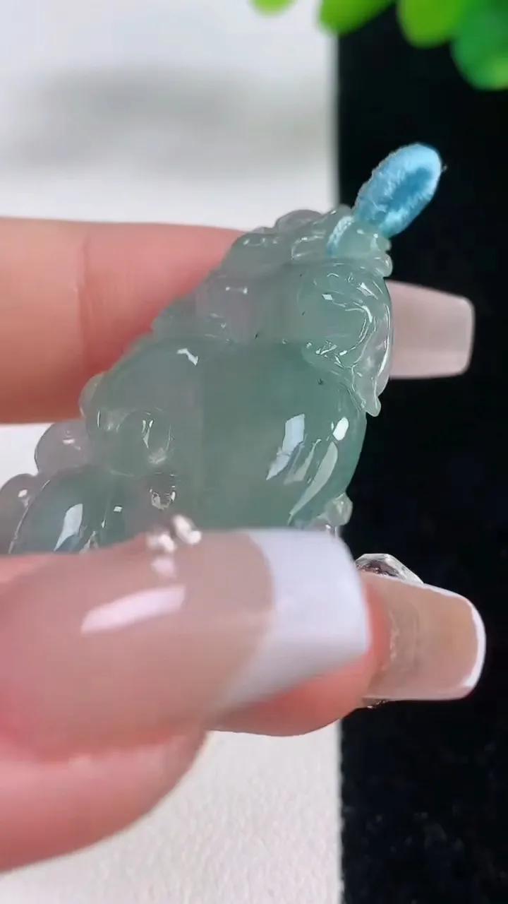 天然A货翡翠如意吊坠，尺寸39.4-27.3-4.8，重量:9.30g
12月11日